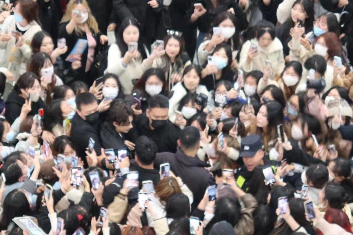 moontomeetyou's tweet image. ………….. 😶