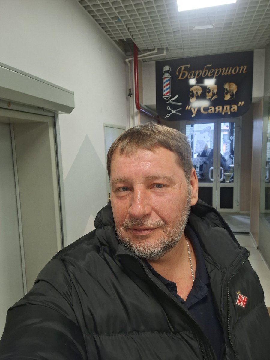 Анекдот: приходит мужик в ближайшем Подмосковье подстричься, а мастер его не понимает, русского языка не знает "от слова совсем". Земляки-мастера были переводчиками. Не смешной анекдот. Потому что не анекдот🤷‍♂️