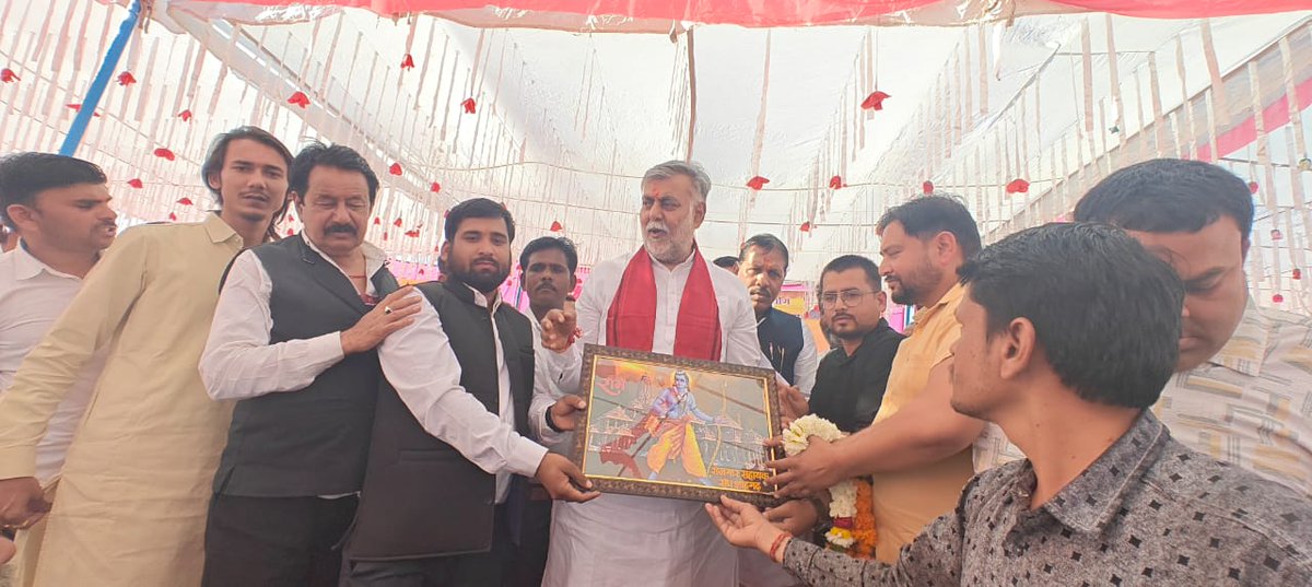 Deepak Meena (@dm_grspatondi) on Twitter photo आज पंचायत मंत्री श्री पहलाद पटेल जी एवं बण्डा विधायक श्री वीरेंद्र सिह जी लंबरदार जी को श्री राम भगवान का चित्र रोजगार सहायक संगठन की तरफ से भेंट किया और 7 सूत्रीय माग का ज्ञापन भी सोपे मंत्री जी ने कहा आपकी मांगों का शीघ्र ही निराकरण करेंगे। <a href="/prahladspatel/">Prahlad Singh Patel ( वृक्ष से जल, जल से जीवन)</a> <a href="/GRSUnionMP/">GRS Union MP</a> <a href="/minprdd/">Panchayat and Rural Development Department, MP</a> आज पंचायत मंत्री श्री पहलाद पटेल जी एवं बण्डा विधायक श्री वीरेंद्र सिह जी लंबरदार जी को श्री राम भगवान का चित्र रोजगार सहायक संगठन की तरफ से भेंट किया और 7 सूत्रीय माग का ज्ञापन भी सोपे मंत्री जी ने कहा आपकी मांगों का शीघ्र ही निराकरण करेंगे। <a href="/prahladspatel/">Prahlad Singh Patel ( वृक्ष से जल, जल से जीवन)</a> <a href="/GRSUnionMP/">GRS Union MP</a> <a href="/minprdd/">Panchayat and Rural Development Department, MP</a>
