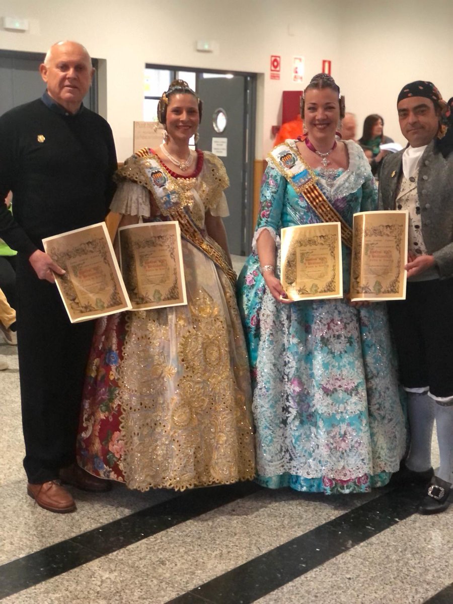 HortFalla's tweet photo. Rebre el bunyol d’or i brillants amb fulles de llorer és l’orgull més gran que una fallera o un faller pot aconseguir. Ahir la JLF tornava a organitzar l’acte d’imposició d’estos preuats bunyols en una vesprada que Dani, Juan Ramón, Mariado i Silvia no oblidaran mai. 
ENHORABONA! https://t.co/LH5e66o3fC