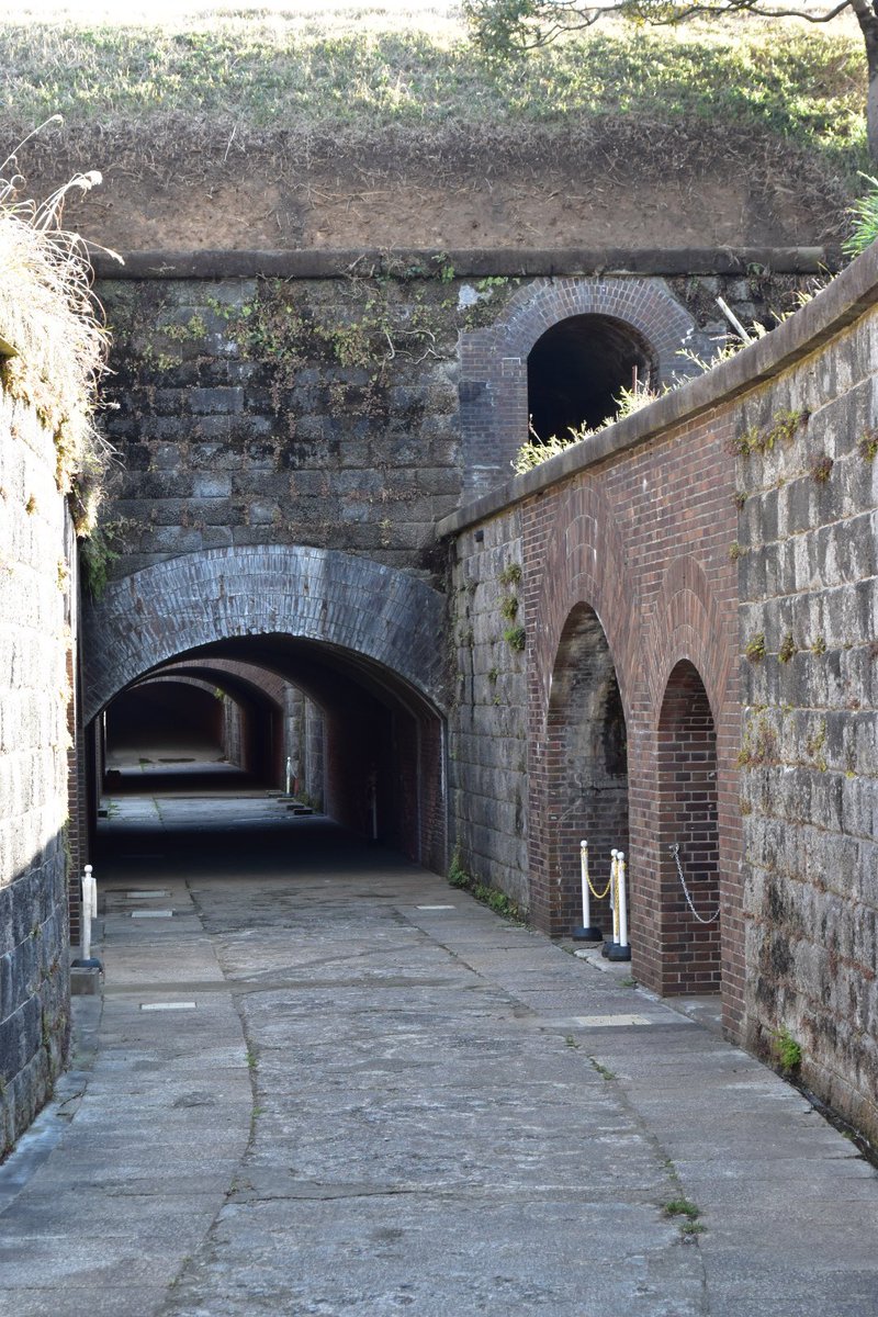 ダンジョンの入り口かと思う光景。

この史跡は明治時代に建設された東京湾要塞を守る砲台のひとつ。嬉しいことに見学無料でガイドも無料。

千代ヶ崎砲台跡(神奈川県横須賀市浦賀)