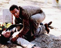 merlinpapin3's tweet photo. .@FredOL69007 Ce soir sur @C8TV le film  #LeContrat de John Irvin (1986)
Avec : Arnold Schwarzenegger, Kathryn Harrold, Darren McGavin, Sam Wanamaker, Paul Shenar, Steven Hill, Joe Regalbuto, Robert Davi, Mordecai Lawner, Blanche Baker, Ed Lauter, Louise Robey, Victor Argo, George P. Wilbur, Denver Mattson, John Malloy, Lorenzo Clemons, Dick Durock, Frank Ferrara, Thomas Rosales Jr., Jack Hallett, Leon Rippy, Jay Butler, Norman Max Maxwell, Tony DiBenedetto, Tom Hull, Mary Cannon, Gary Houston, Greg Noonan

Limogé du FBI à la suite d'une bavure, Mark Kaminsky est aujourd'hui shérif dans une petite bourgade près de Miami. Un jour, il reçoit un appel téléphonique de son ancien chef qui lui fixe un rendez-vous insolite dans un endroit discret. Là, il lui confie une mission particulièrement délicate: venger la mort de son fils Barney, abattu par un commando de la mafia alors qu'il assurait la protection d'un homme qui s'apprêtait à témoigner contre le syndicat du crime. Principal suspect: Luigi Patrovita, parrain de Chicago, dont le train de vie insolent intéresse particulièrement le procureur Baxter. Lequel cependant est incapable d'agir fautes de preuves... Pour mener à bien ce contrat qui lui permettra de réintégrer le FBI, Kaminsky décide d'infiltrer l'organisation en se faisant passer pour un tueur du nom de Brenner et en jouant sur les rivalités existantes entre Patrovita, son associé Rocca ainsi qu'un autre chef du réseau, Lamansky...