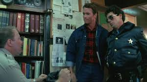 merlinpapin3's tweet photo. .@FredOL69007 Ce soir sur @C8TV le film  #LeContrat de John Irvin (1986)
Avec : Arnold Schwarzenegger, Kathryn Harrold, Darren McGavin, Sam Wanamaker, Paul Shenar, Steven Hill, Joe Regalbuto, Robert Davi, Mordecai Lawner, Blanche Baker, Ed Lauter, Louise Robey, Victor Argo, George P. Wilbur, Denver Mattson, John Malloy, Lorenzo Clemons, Dick Durock, Frank Ferrara, Thomas Rosales Jr., Jack Hallett, Leon Rippy, Jay Butler, Norman Max Maxwell, Tony DiBenedetto, Tom Hull, Mary Cannon, Gary Houston, Greg Noonan

Limogé du FBI à la suite d'une bavure, Mark Kaminsky est aujourd'hui shérif dans une petite bourgade près de Miami. Un jour, il reçoit un appel téléphonique de son ancien chef qui lui fixe un rendez-vous insolite dans un endroit discret. Là, il lui confie une mission particulièrement délicate: venger la mort de son fils Barney, abattu par un commando de la mafia alors qu'il assurait la protection d'un homme qui s'apprêtait à témoigner contre le syndicat du crime. Principal suspect: Luigi Patrovita, parrain de Chicago, dont le train de vie insolent intéresse particulièrement le procureur Baxter. Lequel cependant est incapable d'agir fautes de preuves... Pour mener à bien ce contrat qui lui permettra de réintégrer le FBI, Kaminsky décide d'infiltrer l'organisation en se faisant passer pour un tueur du nom de Brenner et en jouant sur les rivalités existantes entre Patrovita, son associé Rocca ainsi qu'un autre chef du réseau, Lamansky...
