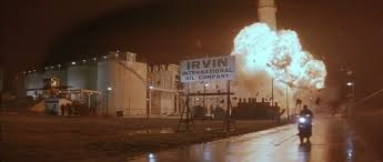 merlinpapin3's tweet photo. .@FredOL69007 Ce soir sur @C8TV le film  #LeContrat de John Irvin (1986)
Avec : Arnold Schwarzenegger, Kathryn Harrold, Darren McGavin, Sam Wanamaker, Paul Shenar, Steven Hill, Joe Regalbuto, Robert Davi, Mordecai Lawner, Blanche Baker, Ed Lauter, Louise Robey, Victor Argo, George P. Wilbur, Denver Mattson, John Malloy, Lorenzo Clemons, Dick Durock, Frank Ferrara, Thomas Rosales Jr., Jack Hallett, Leon Rippy, Jay Butler, Norman Max Maxwell, Tony DiBenedetto, Tom Hull, Mary Cannon, Gary Houston, Greg Noonan

Limogé du FBI à la suite d'une bavure, Mark Kaminsky est aujourd'hui shérif dans une petite bourgade près de Miami. Un jour, il reçoit un appel téléphonique de son ancien chef qui lui fixe un rendez-vous insolite dans un endroit discret. Là, il lui confie une mission particulièrement délicate: venger la mort de son fils Barney, abattu par un commando de la mafia alors qu'il assurait la protection d'un homme qui s'apprêtait à témoigner contre le syndicat du crime. Principal suspect: Luigi Patrovita, parrain de Chicago, dont le train de vie insolent intéresse particulièrement le procureur Baxter. Lequel cependant est incapable d'agir fautes de preuves... Pour mener à bien ce contrat qui lui permettra de réintégrer le FBI, Kaminsky décide d'infiltrer l'organisation en se faisant passer pour un tueur du nom de Brenner et en jouant sur les rivalités existantes entre Patrovita, son associé Rocca ainsi qu'un autre chef du réseau, Lamansky...