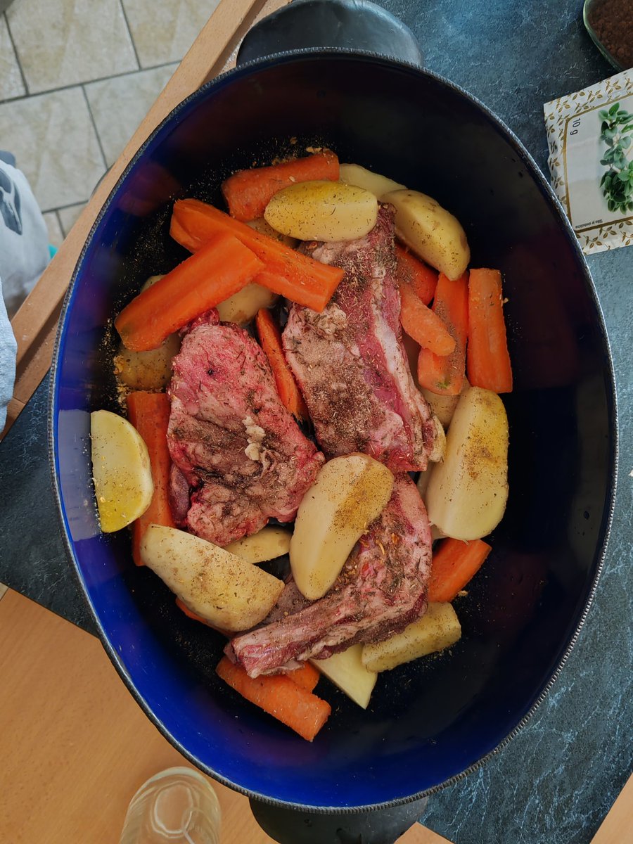 Spijunmedjvama's tweet photo. #teškoe! #nedelja #jagnjetina #150C #slowcooked https://t.co/HvZY3VgH57