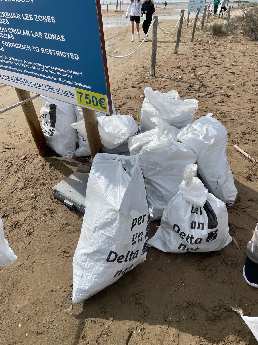 ajlarapita's tweet photo. Avui, una quarantena de persones han participat en la neteja del Trabucador. Un esdeveniment important de la campanya "per un Delta net", impulsada pel Parc Natural.
Tot i que les circumstàncies meteorològiques no eren les millors s'han recollit 15 sacs de brossa.
#perundeltanet https://t.co/nJyz4Uc6F2