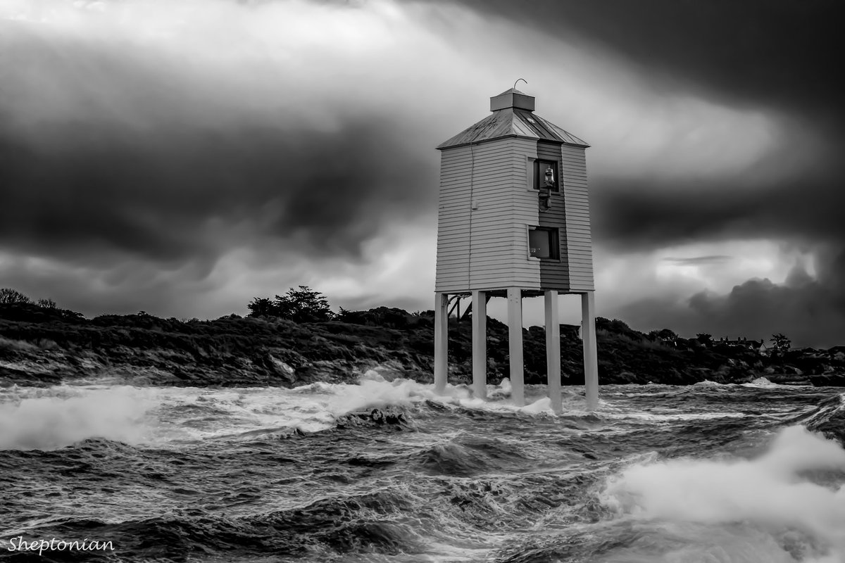 martynfreestone's tweet image. Stormy waters #LIGHTHOUSE #storm