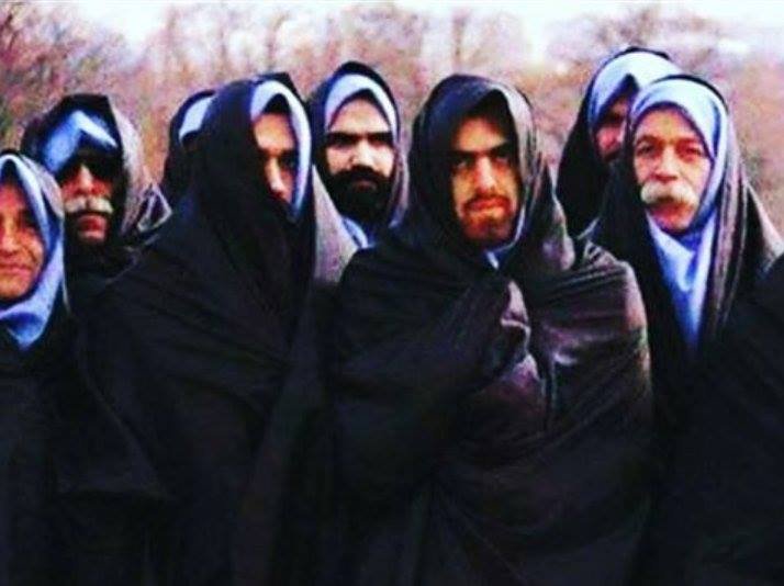 Liebe muslimische Männer:

Hört auf kurze, kniefreie Hosen anzuziehen wo sich euer Po abzeichnet und keine engen T-Shirts.

Ihr provoziert uns Schwule wenn ihr herumläuft wie kleine Bitches.

Bedeckt euch züchtig!