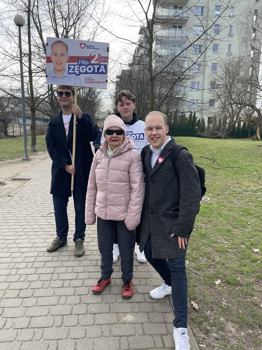 filip_zegota's tweet photo. Kolejny dzień, kolejne rozmowy! 🗣️

Dziś usłyszałem, od Pani, że w młodych siła i możliwość zmian. Nietylko tych lokalnych, ale również krajowo😊🤝

#Chomiczówka #Piaski #Bielany https://t.co/dcNjxivyOi