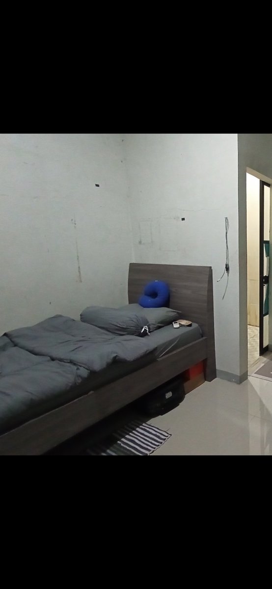 deelvery's tweet image. ini kosanku, egk terlalu mirip sih soalnya ini pas belom kubersihin + kudekor tapi harganya murah dan ke kampus cuma 3 menitan