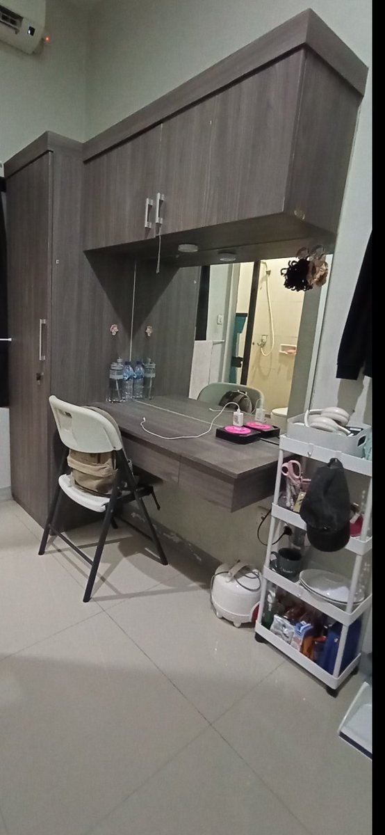 deelvery's tweet image. ini kosanku, egk terlalu mirip sih soalnya ini pas belom kubersihin + kudekor tapi harganya murah dan ke kampus cuma 3 menitan