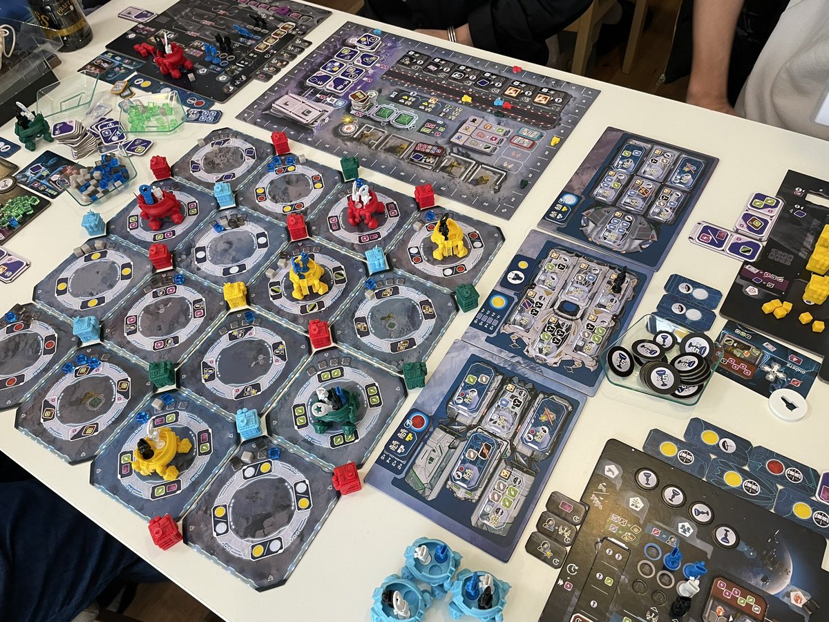 CelestialCrownC's tweet photo. 2024/3/10
#サクサク重ゲー会:#FromTheMoon
Μήνας←4人戦
AP付きワーカーによるワカプレとA選択。VPPを前提にワーカー強化や建築で資源やら点数やらを得たいが、実はそんなに手数は無い。
恐らく四半期ベスト。可変決算式時計回りの難点はほぼケアされており、体験が悪化しづらそうでひたすら偉い。 https://t.co/DdNr9sd3N3