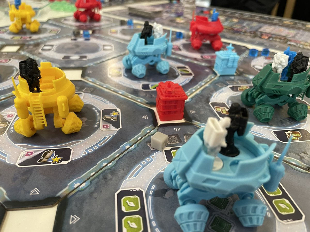 CelestialCrownC's tweet photo. 2024/3/10
#サクサク重ゲー会:#FromTheMoon
Μήνας←4人戦
AP付きワーカーによるワカプレとA選択。VPPを前提にワーカー強化や建築で資源やら点数やらを得たいが、実はそんなに手数は無い。
恐らく四半期ベスト。可変決算式時計回りの難点はほぼケアされており、体験が悪化しづらそうでひたすら偉い。 https://t.co/DdNr9sd3N3