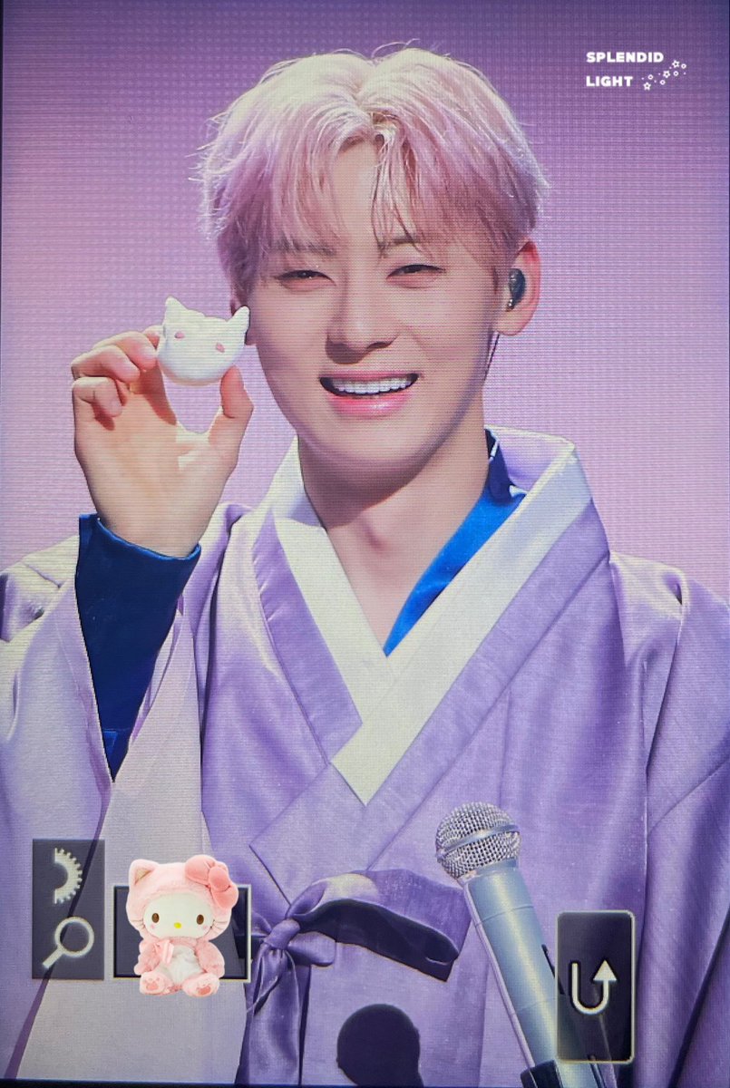 splendid_light's tweet photo. 240310 애옹만두챱챱🐱🥟 #황민현
#HWANGMINHYUN #너를비출게 https://t.co/ppuq7mOilF