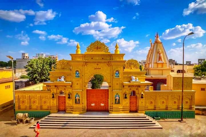 Viniii112's tweet photo. Beautiful views of Golden Shivala Temple  Mithi 

#MahaShivratri https://t.co/T1dZUyv1TZ