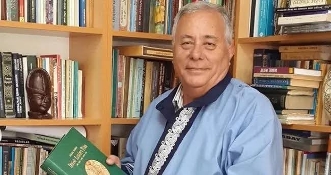 🗣️ Prof. Dr. Ahmet Bican Ercilasun: “On milyon yabancı…

Ne ırkçılığı, ne faşizmi? Göz göre göre memleket elden gidiyor.

Böyle bir tehlike karşısında uyarı görevimizi yapmayacaksak ne zaman yapacağız?”