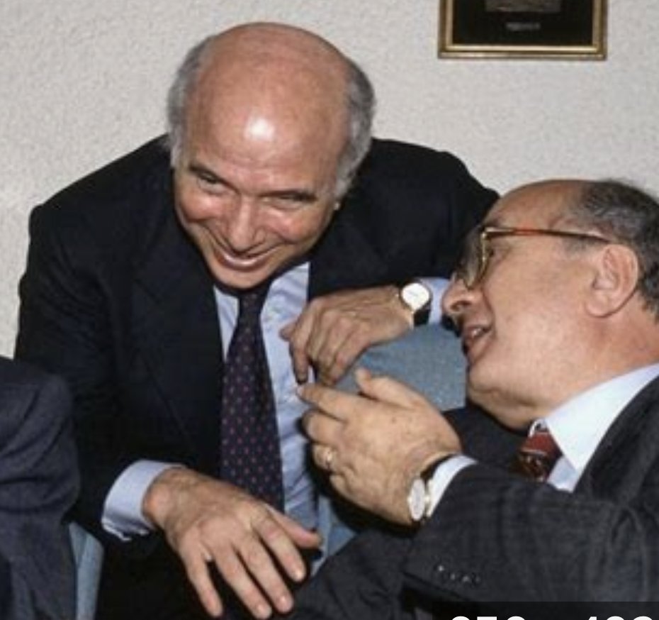 muenzenberg's tweet photo. Fra i pochi ad opporsi al #golpe che liquida in Italia i "partiti" popolari nel 1992 è un politico napoletano oltremodo #intelligente e #capace come lo sono tutti i grandi #napoletani. Della ricca famiglia dei Cirino Pomicino, al #golpe ha solo 54 anni/1 https://t.co/XirSGj11Sn