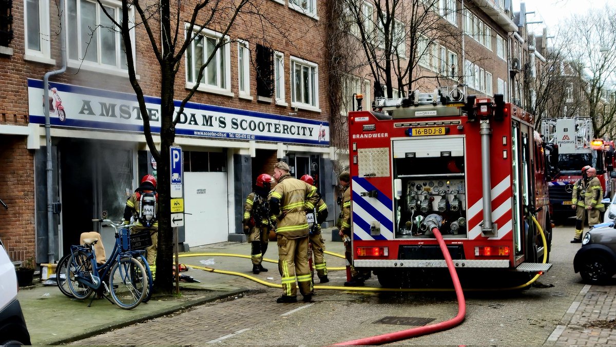 PersburoUNN's tweet photo. Zojuist een flinke #brand in de scooter en e-bikes winkel aan de Corn. #Trooststraat in de #Pijp https://t.co/1rcothHxpS