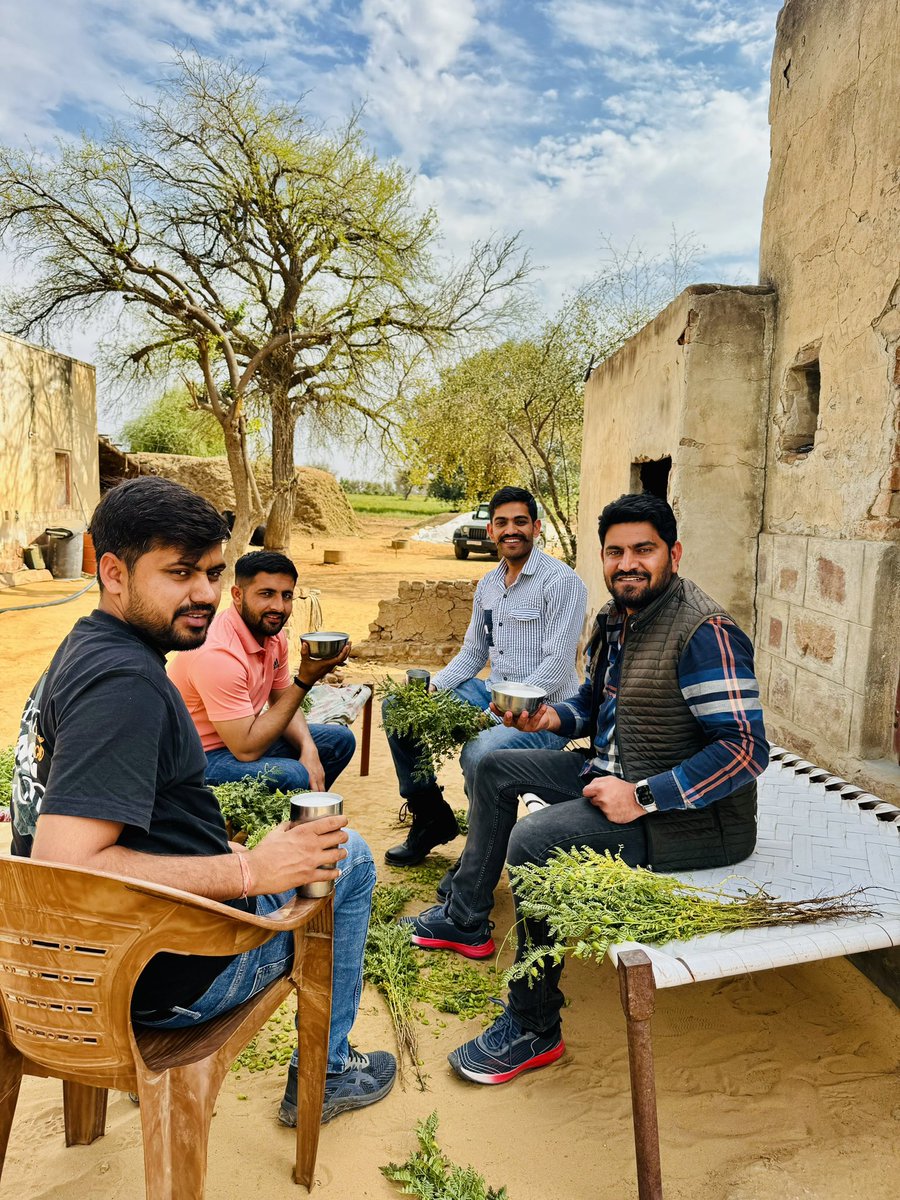 VijayBeniwal_'s tweet image. भाईयों के साथ 🤗🤟
#pendu #villagelife #Brotherhood