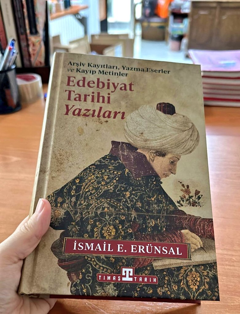🎁📚🎁 
Kayıp kitapların, yazmaların ve arşiv belgelerinin izinde Osmanlı edebi kültürünü inceleyen büyük boy, ciltli, 704 sayfalık “Edebiyat Tarihi Yazıları” bir kişiye çekilişle hediye!

📍Beni takip etmeniz ve bu tiviti RT yapmanız yeterli.

🗓️ Sonuç 15 Mart, 22.00’de.