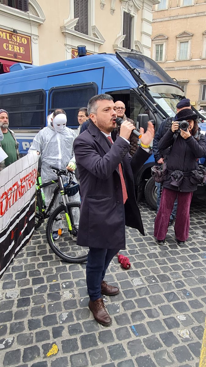 In Piazza a Roma e in 40 città italiane al fianco di associazioni e comitati per fermare la strage sulle strade. I drammatici dati sulla #sicurezzastradale del 2023 confermano l'Italia tra i paesi peggiori in Europa come tasso di mortalità e minore riduzione delle vittime: gli