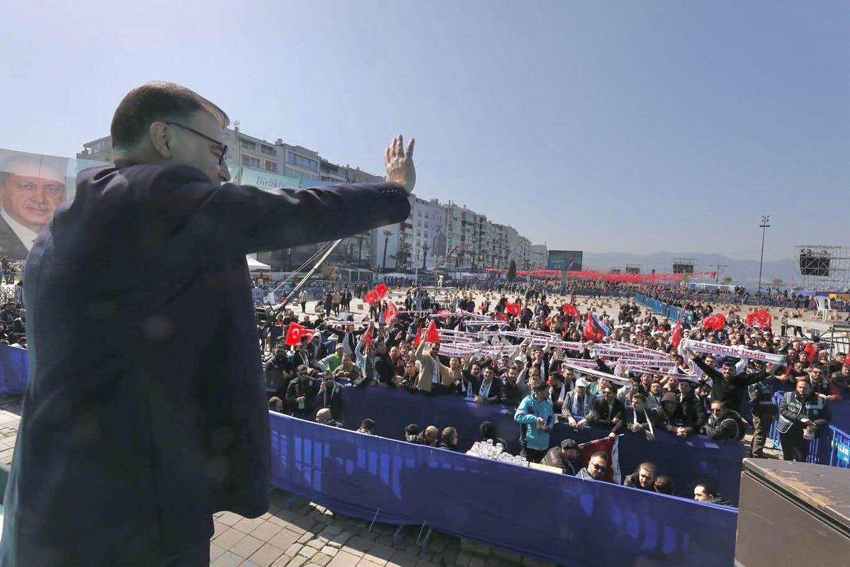 Cumhurbaşkanı Erdoğan'ın 12:30'da İzmir'de yapacağı konuşma, katılımın az olması nedeniyle 14:00'a ertelendi.