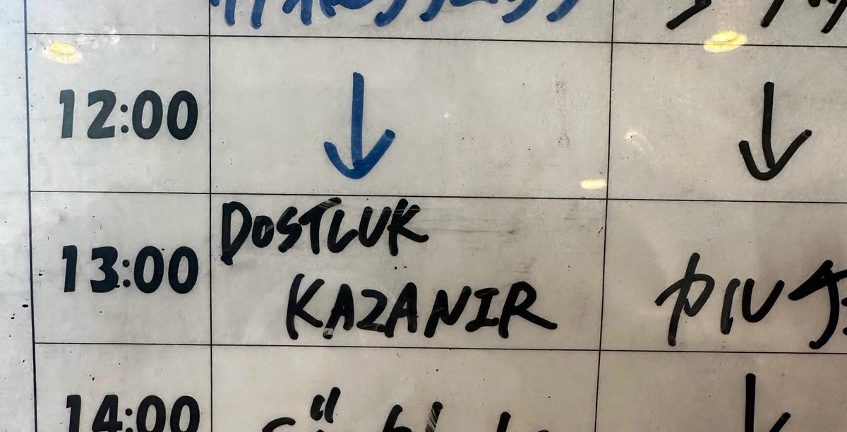 今日、トルコと日本の間の友情をフィールドで紡ぎました。

大使館員と日本国外務省職員の方との試合でも、勝者は両者の友情となりました。