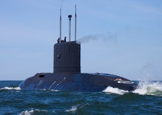 Экипажи боевых кораблей и спасательных судов, морская авиация Балтийского флота обеспечивают выполнение курсовой задачи Л-2 в море подводных лодок «Дмитров» и «Можайск».  
Данная задача является неотъемлемой частью программы подготовки подводного корабля к выполнению задач