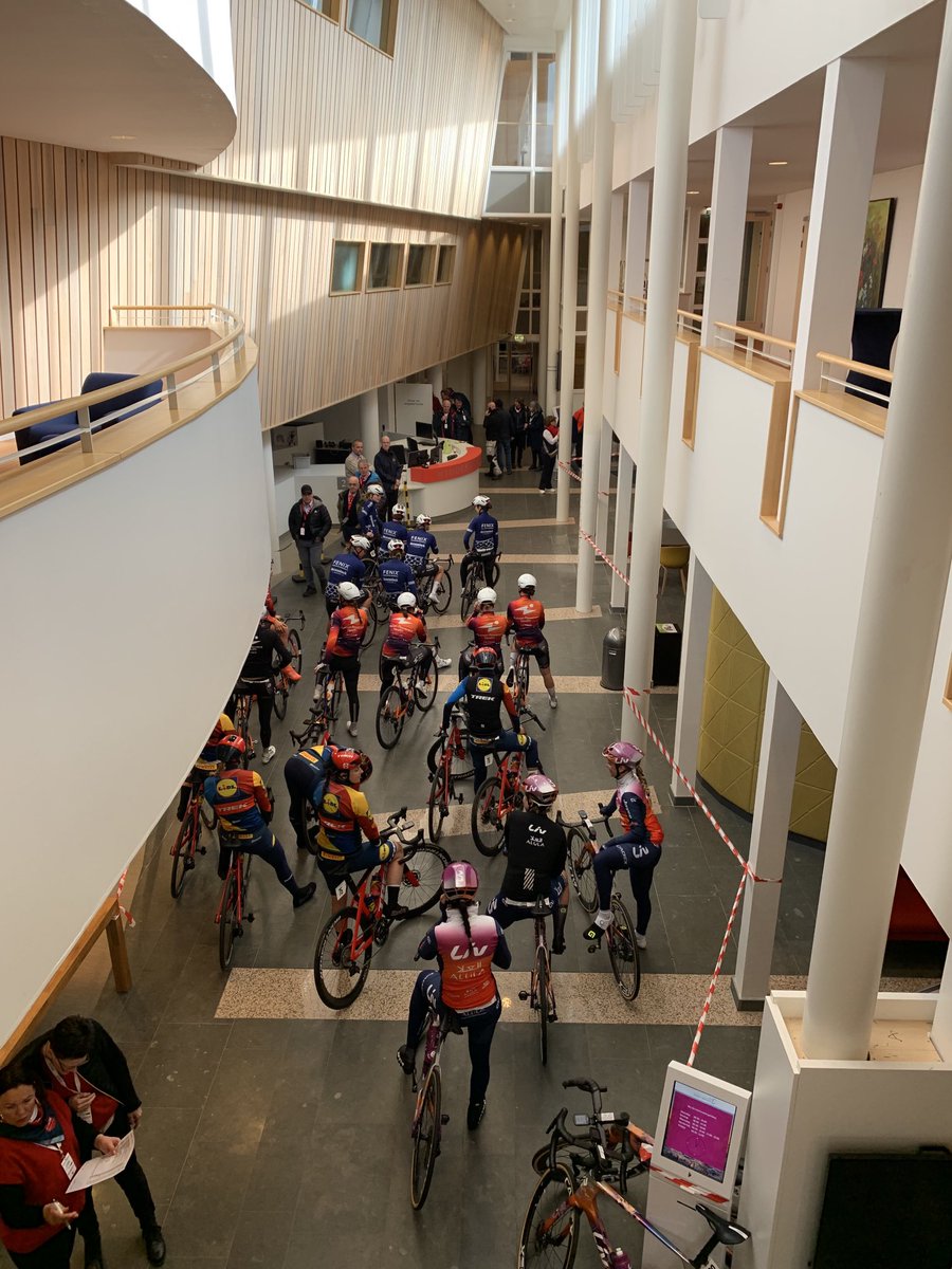 Het gebeurt niet elke dag dat het gemeentehuis vol staat met wielrensters! #rondevandrenthe #middendrenthe zet hem op dames!