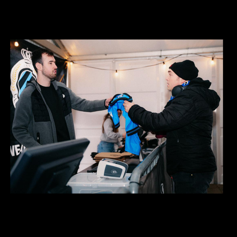 ClubBrugge's tweet photo. Kortingen tot wel -𝟕𝟎%? 🛍️ Die vind je in onze stockverkooptent! 😍 #ThanksFans