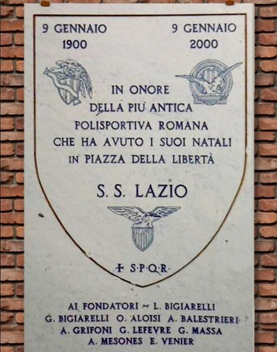 Strumentalizzata dal suo azionista di maggioranza. Affidata a una gestione familistica, inadeguata. Lasciata indifesa dal continuo massacro mediatico. Ciclicamente offesa da alcuni suoi tifosi. Spesso preda dei capricci di dipendenti con stipendi a sei zeri.
Povera Lazio mia 🦅💙