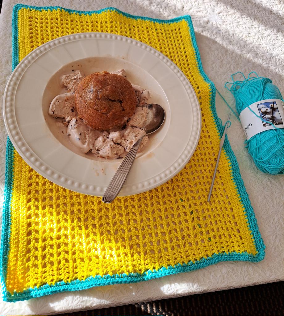 Søndagskos ,varmgulrot muffins og is med sjoko/karamell😋
Koselig søndag til deg også 🥰