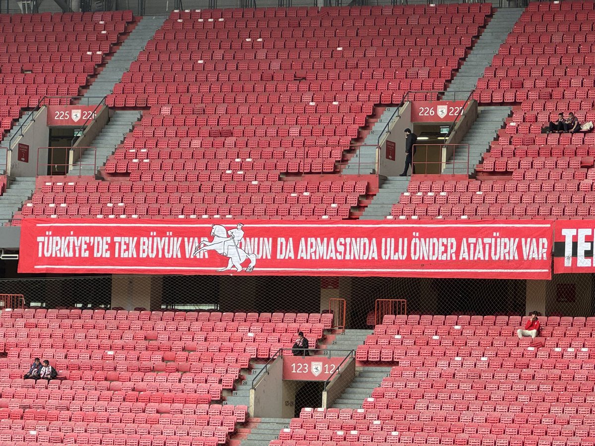 Türkiye’de tek büyük var onun da armasında Ulu Önder ATATÜRK var 🔴⚪️⚫️

 #BugünGünlerdenSamsunspor