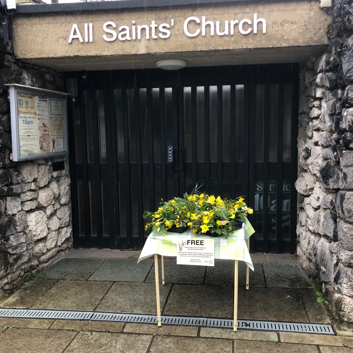 A little gift from All Saints Church to brighten your day this Mothering Sunday Whether today is joyous or difficult, please come by and take a posie for someone you love 💐💐 They will be there all afternoon. 129 Station Road #batford #harpenden #motheringsunday #MothersDay