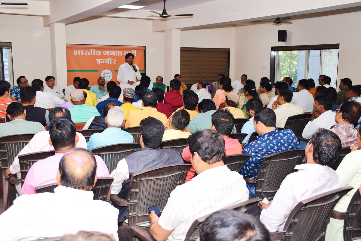 DrSumerSolanki1's tweet photo. भाजपा कार्यालय इंदौर में आज आगामी लोकसभा चुनाव के निमित्त इंदौर लोकसभा क्षेत्र की विधानसभा क्र. 05 की चुनाव प्रबंधन एवं संचालन समिति की बैठक में सहभागिता कर उपस्थित पार्टी पदाधिकारियों से संवाद कर देश में प्रचंड बहुमत से पुनः भाजपा सरकार बनाने का संकल्प दिलाया।।
@blsanthosh https://t.co/LKg5fcN4EI
