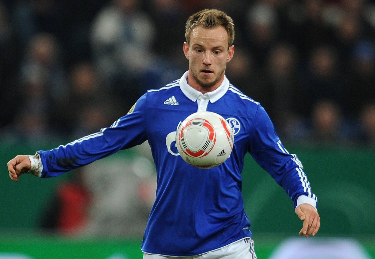 s04's tweet photo. Alles Gute zum 36. Geburtstag, @ivanrakitic! 🎂 #S04 https://t.co/xMwlKnItDM