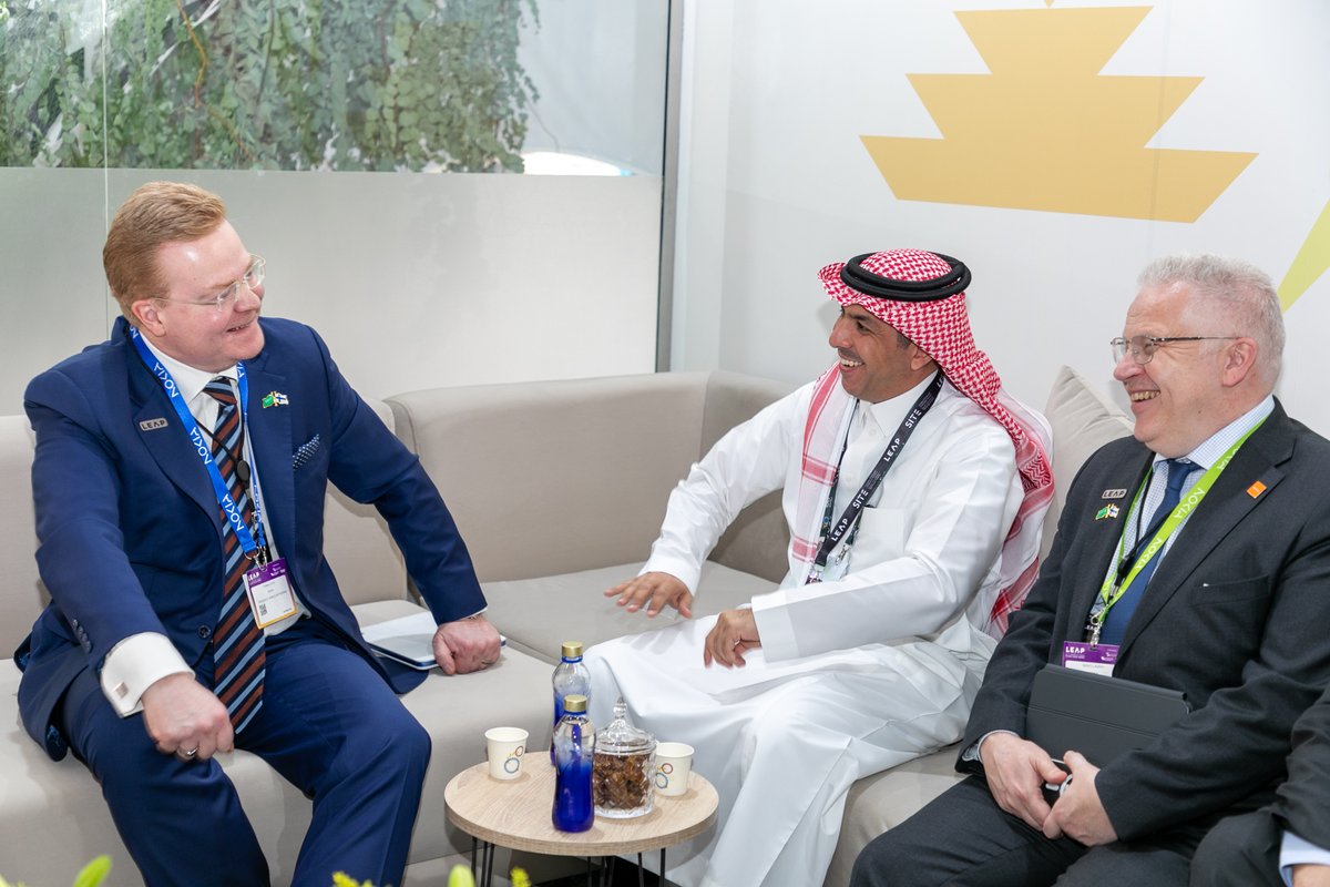 What an honor it was to meet with Mr. Abdulrahman Al-Mufadda, CTO of @ZainKSA, and his CEO Mr. Sultan Bin Abdulaziz Al-Degaither, at LEAP in Riyadh last week. Nokia is pioneering the next evolution of networking where networks meet cloud. #4g #5g