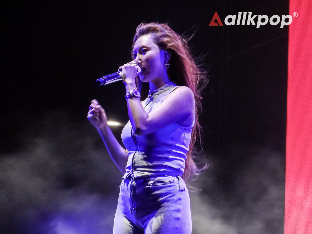allkpop's tweet photo. #MAMAMOO #HWASA's performance at the 'Wanderland Music Festival' https://t.co/xO9PCMvEEq