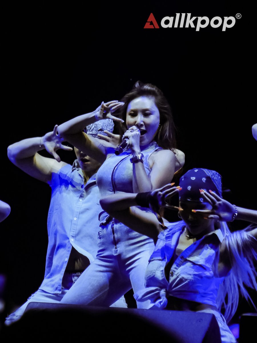 allkpop's tweet photo. #MAMAMOO #HWASA's performance at the 'Wanderland Music Festival' https://t.co/xO9PCMvEEq