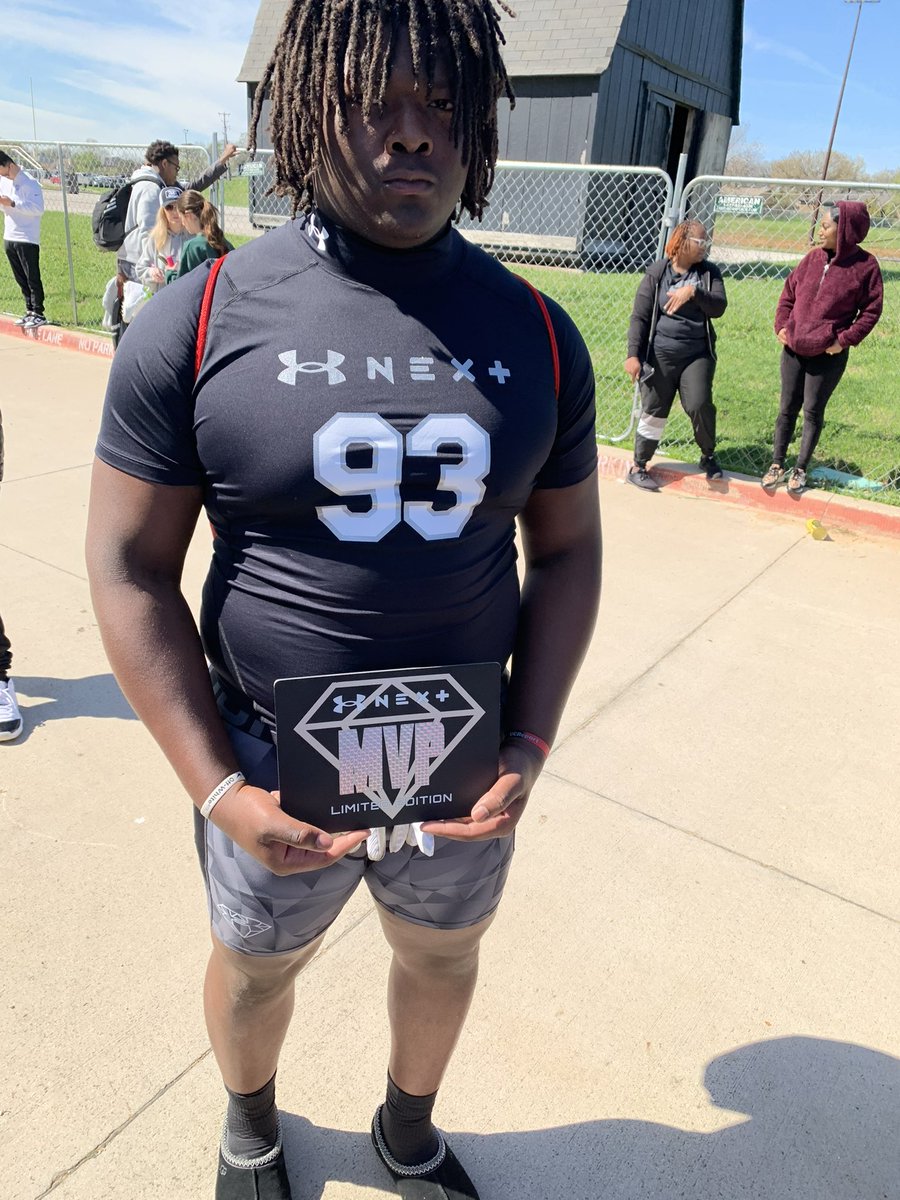 DannyBeale57's tweet image. Blessed to receive Under  Armour defensive line MVP #AGTG @EarlGill10 @coachvpaschal @CoachKHill34 @goulart_ar