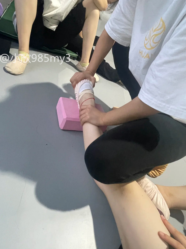 壓腿 😭😭😭😭 https://t.co/dYCqI0r5f3