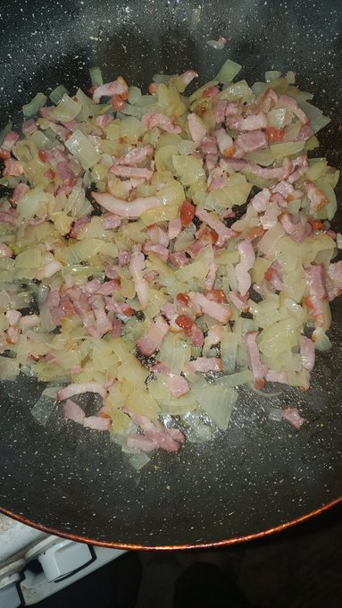 En train de pr&eacute;parer le repas 😋 et vous ? https://t.co/cJb0XtEBfy
