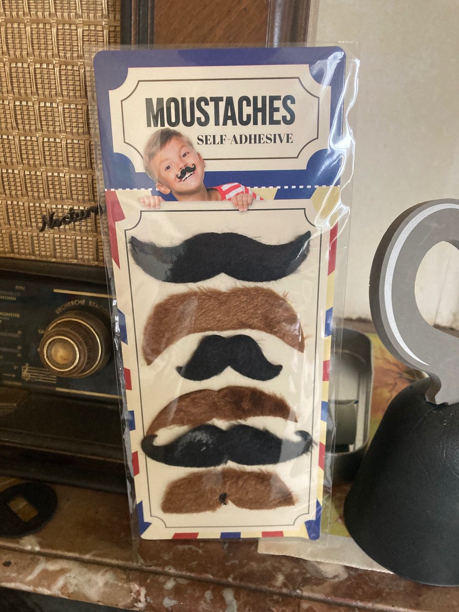 SchnockRevue's tweet photo. Le secret d’une fête réussie.
#moustaches #postiches https://t.co/hnq7ganRRG