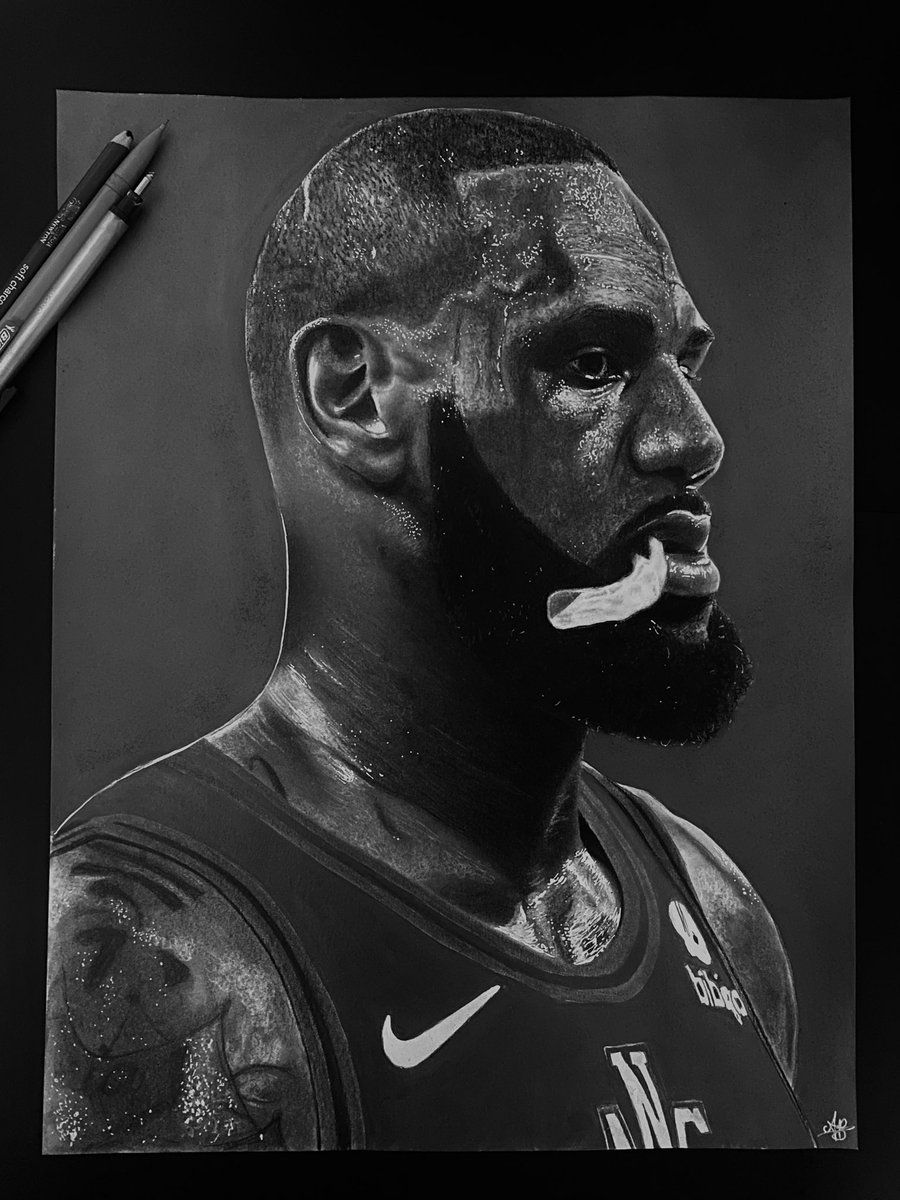 Mon dessin de @KingJames réalisé aux crayons à papier et pierre noire, environ 25/30h de travail, si vous appréciez mon travail rien qu'un petit partage m'aide bcp 🙏🏻🫶🏻