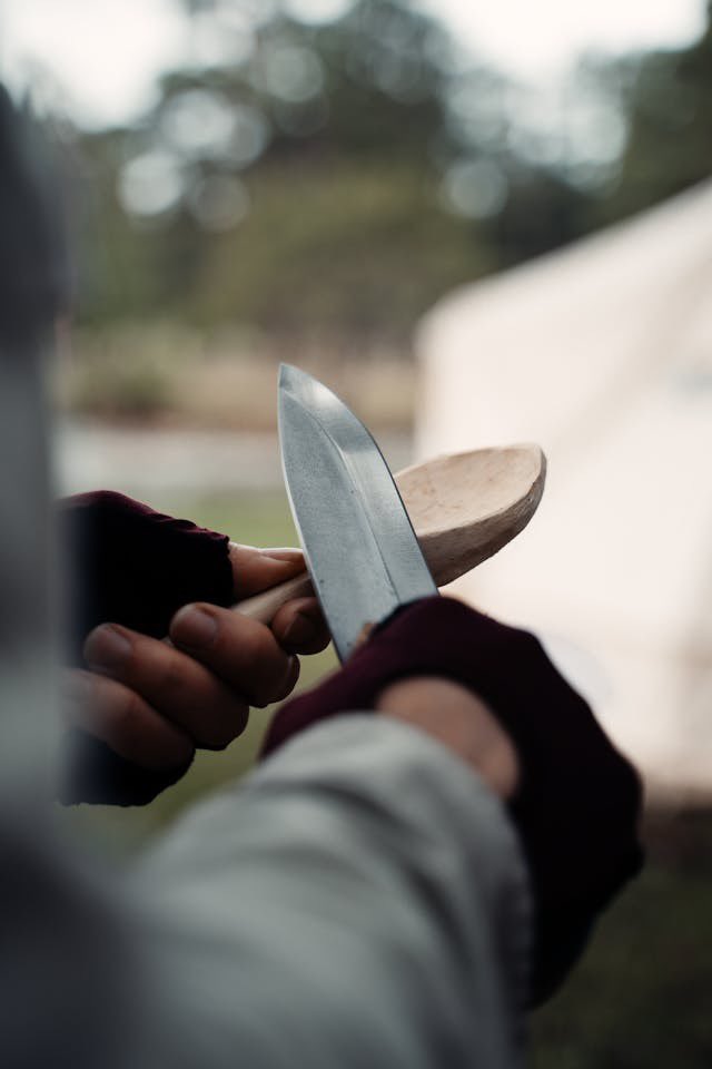 Turn a tree stump into a sharpening station! Rub fine-grit sandpaper on the stump and use it to sharpen your knife. It’s a natural, effective way to keep your blade in top condition. #KnifeMaintenance #Outdoor