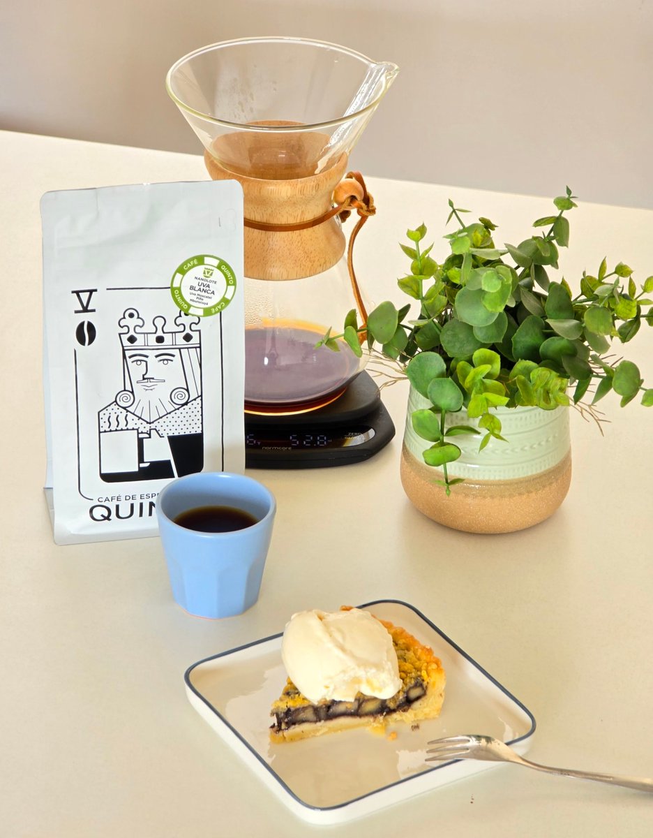 tetsu's tweet photo. Un postrecito de domingo. Chemex con Uva Blanca de @cafequintopy y una tarta de manzana. https://t.co/FLxHs5XpGQ