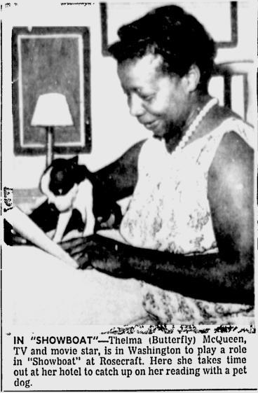 She played Prissy in Gone With the Wind, Butterfly McQueen with a little dog. She normally kept cats. #GWTW #GONEWITHTHEWIND #TCMparty #ButterflyMcQueen #oldHollywood #blackactress