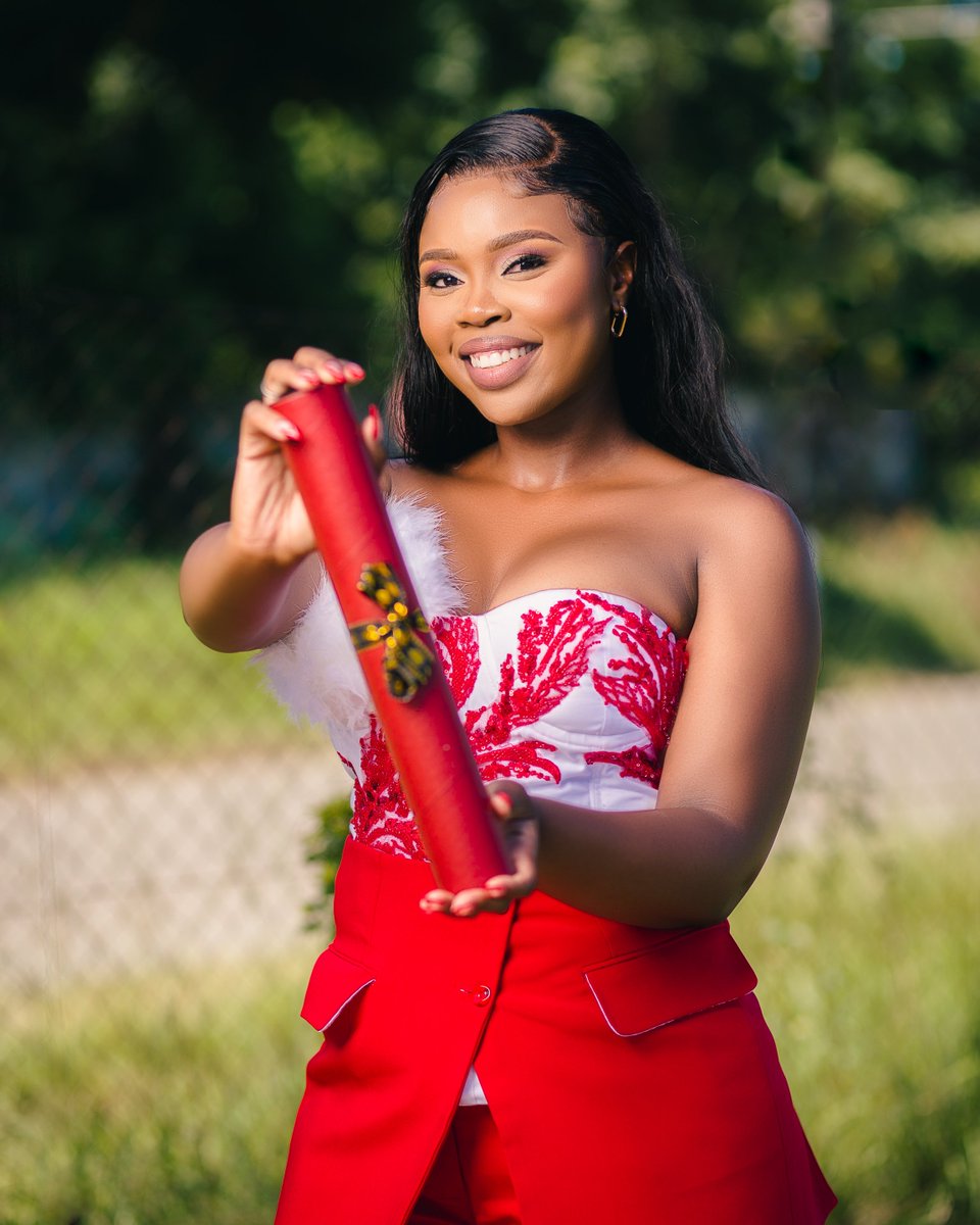 AbuG29_'s tweet photo. Small Girl, big God 👨🏾‍🎓❤️🤍 https://t.co/UNEZspe75A