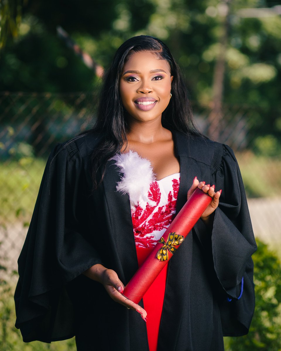 AbuG29_'s tweet photo. Small Girl, big God 👨🏾‍🎓❤️🤍 https://t.co/UNEZspe75A