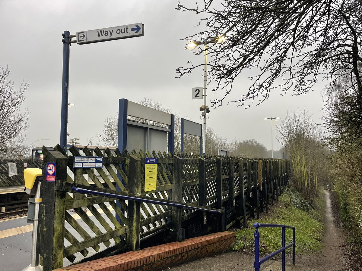 markovenden's tweet photo. @northernassist some advice for #Weeton station: only 1 ticket machine (Leeds side) but no explanation how passengers cross line from platform 2. Probably helpful to erect signage here explaining route to other platform/ticket machine? I used app but not every1 has access 2 it. https://t.co/twRQZm9YZk